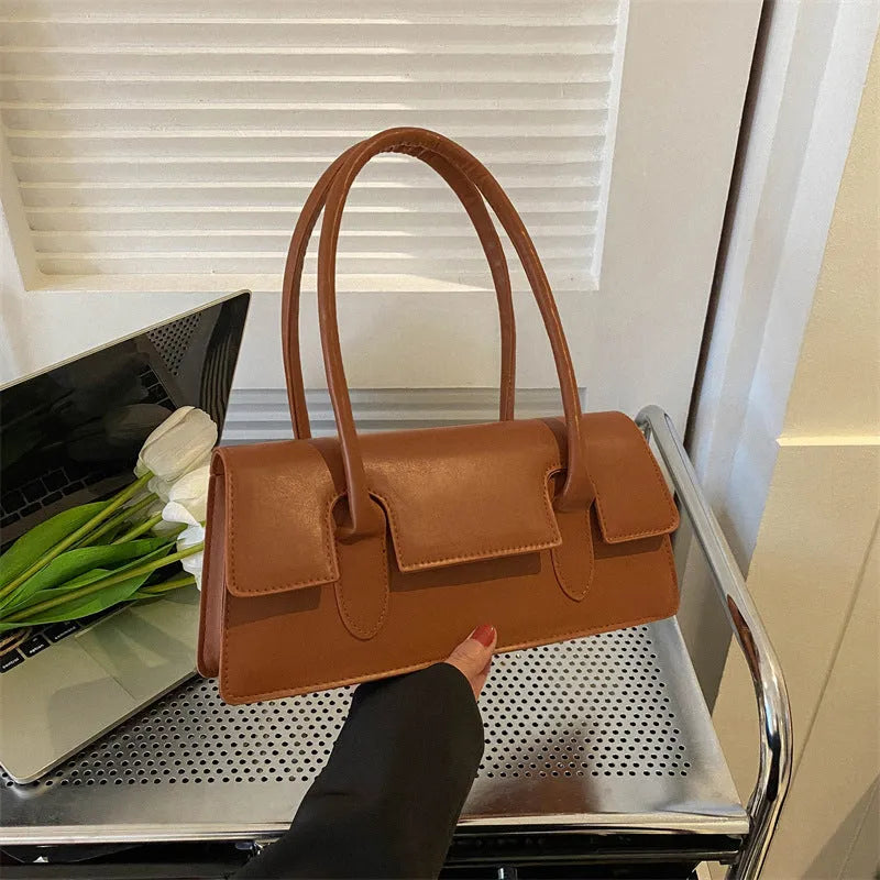 Women's small square bag in horizontal shape with single shoulder strap and document organisation interior