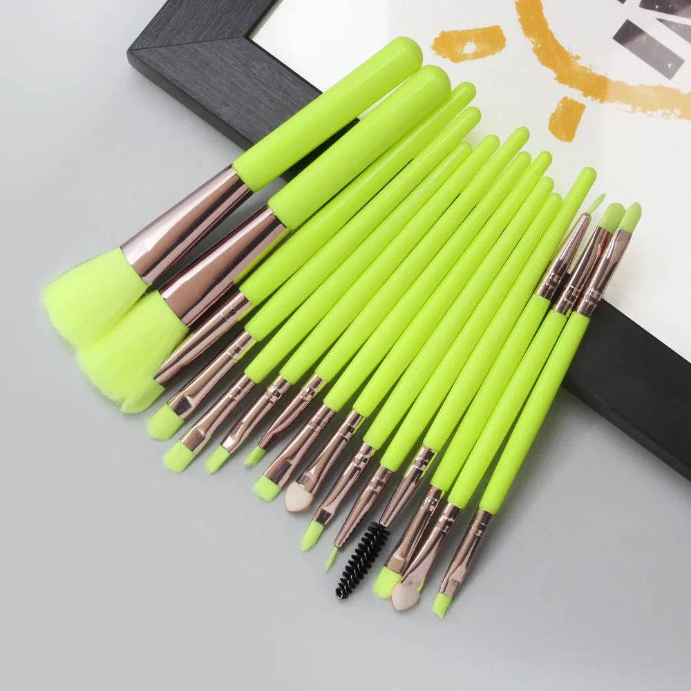 MAANGE 18-piece makeup brush set showing fan brushes and variety of brush heads