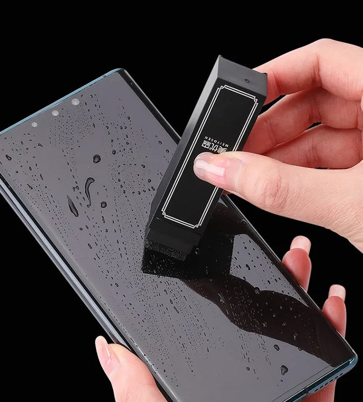 Black portable case containing 40 disposable mobile phone screen cleaner wipes.