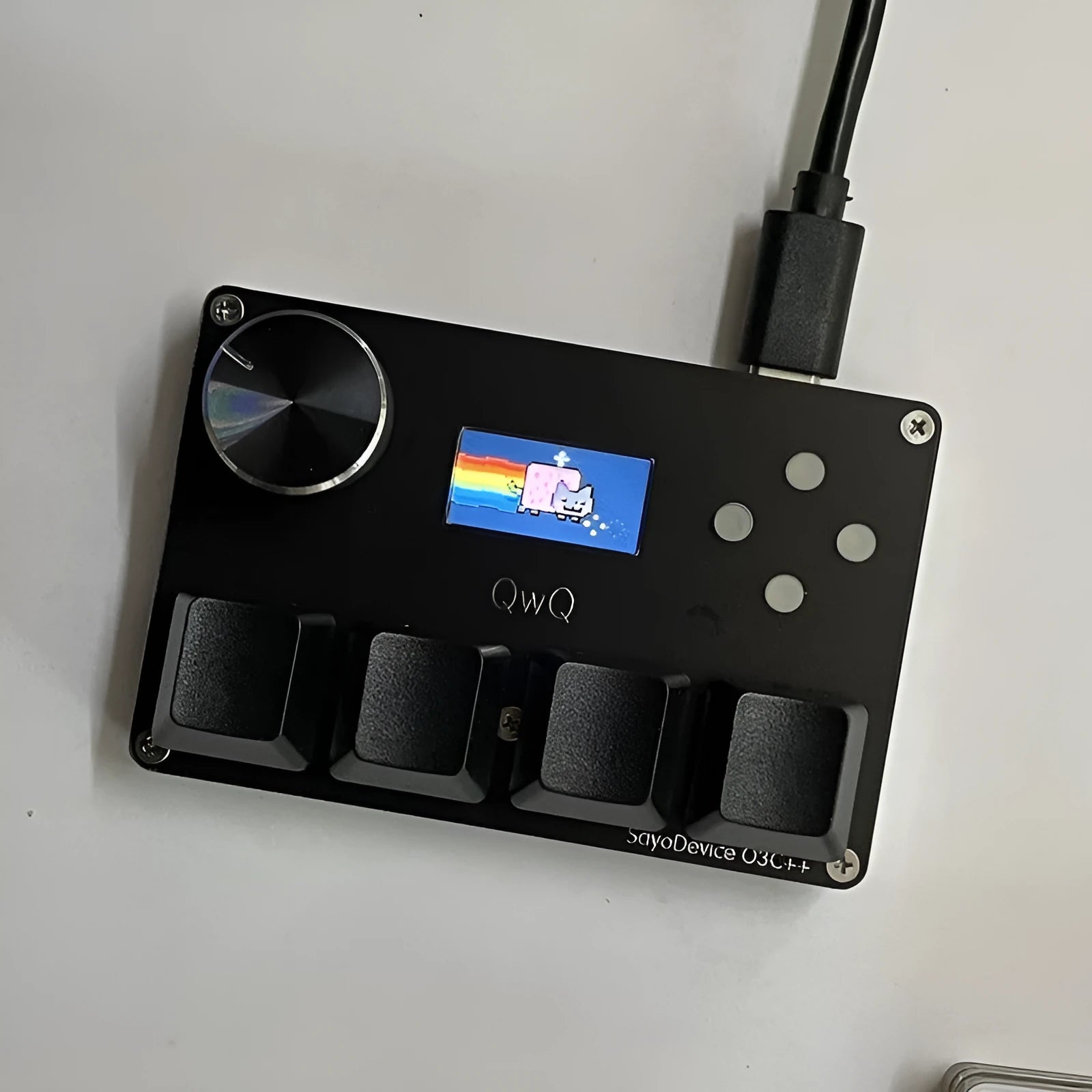 Customisable magnetic axis game keyboard numpad with IPS colour screen and programmable knob.