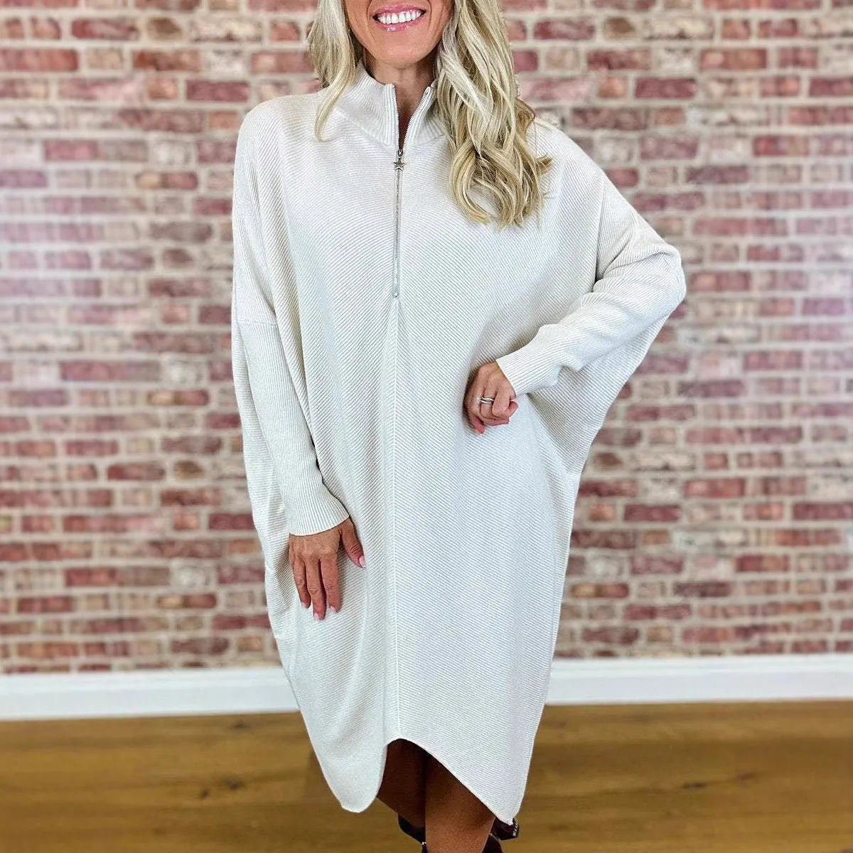 Women's solid colour knitted loose dress with zipper detail and raglan sleeves