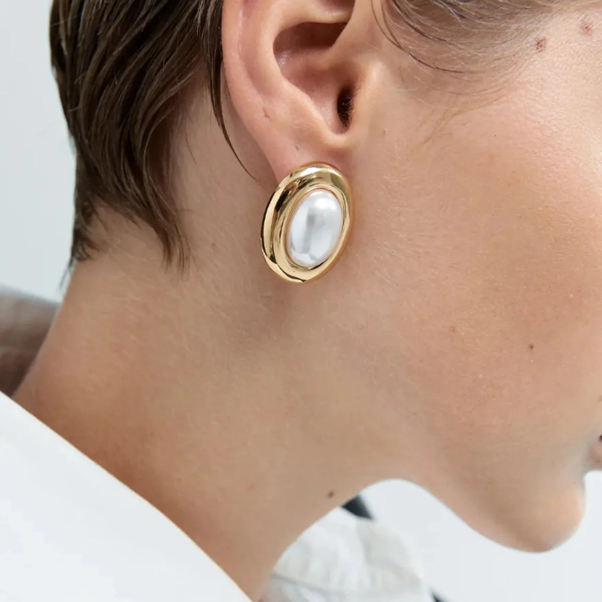 A pair of stainless steel vintage pearl stud earrings with an electroplated finish in colour JDE0305051.