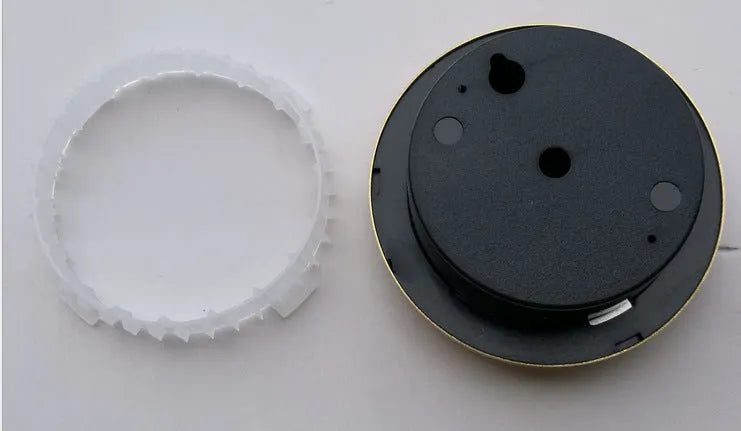 Analogue thermometer and hygrometer with aluminium outer ring and dial