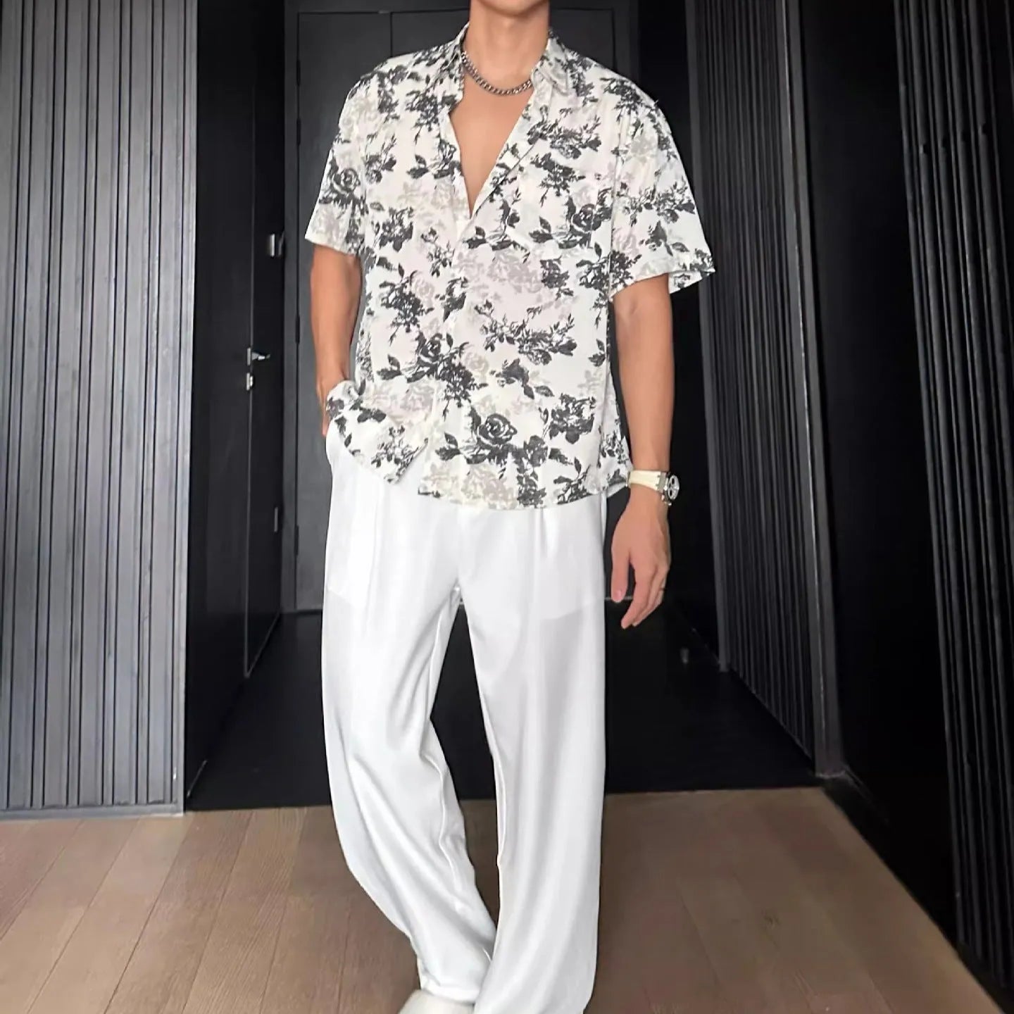 Loose casual printed shirt with short sleeves and floral pattern in white or black options