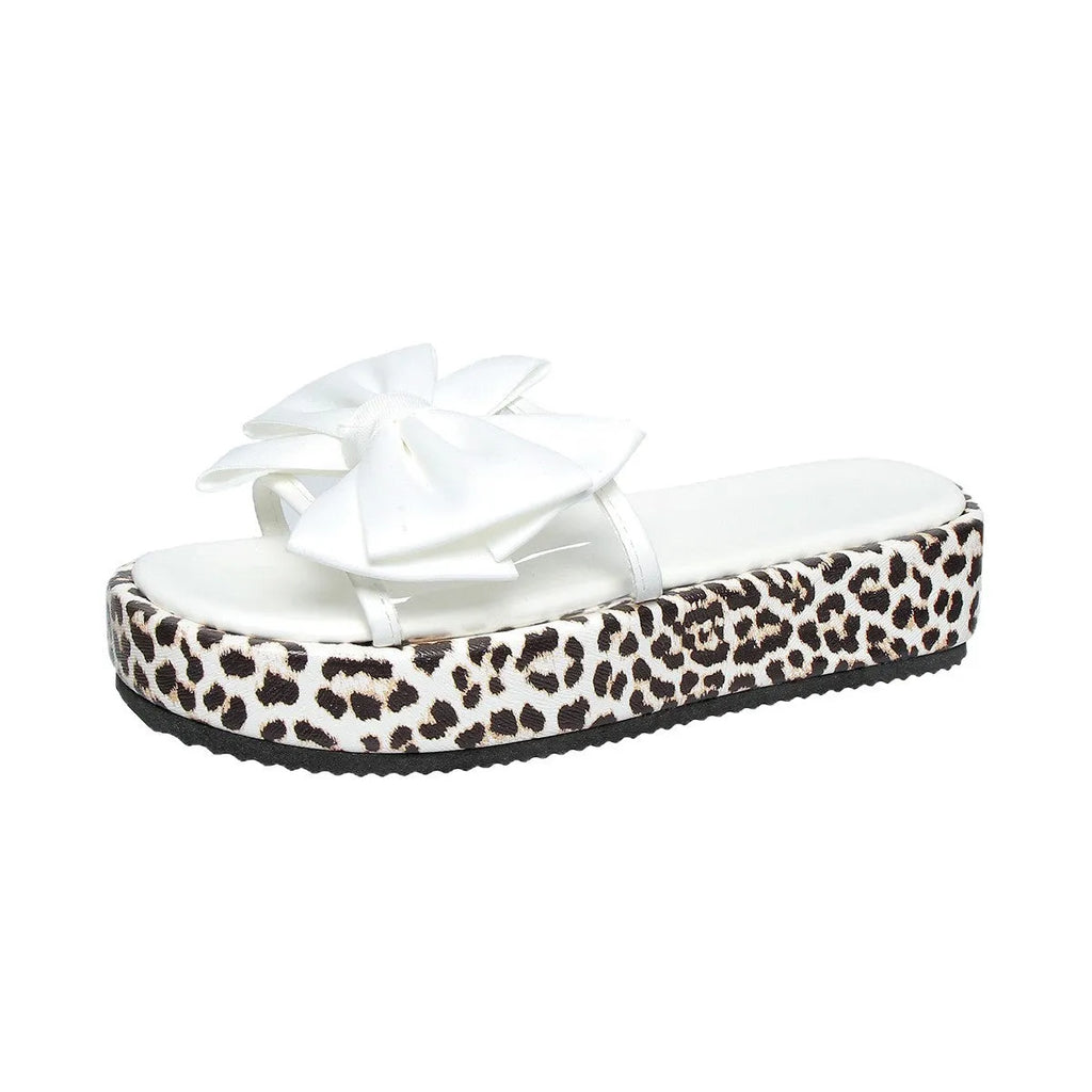 Leopard print thick sole women's beach slippers in black and white with round toe.
