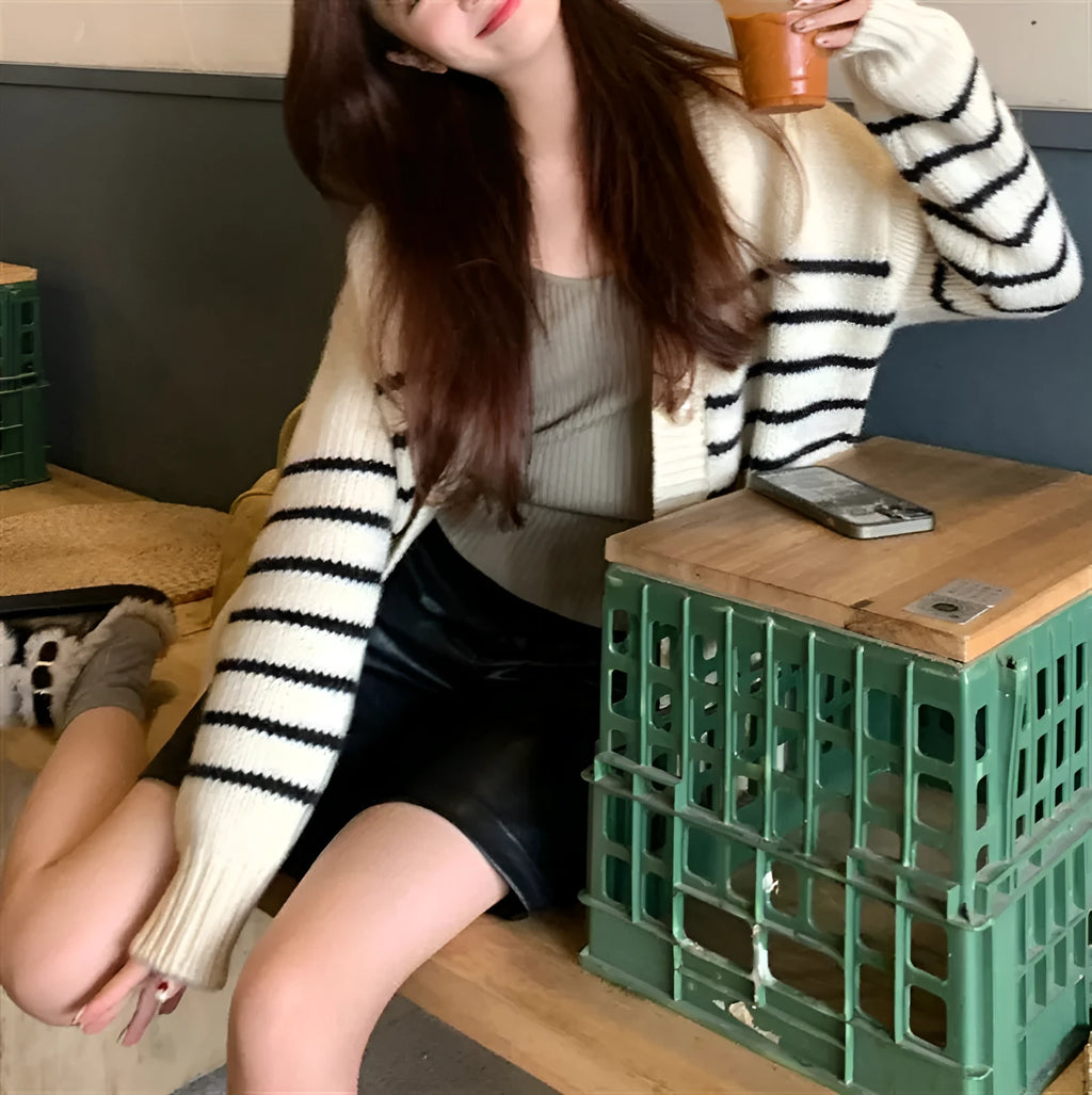 Collar button cardigan sweater with 3D pattern in picture colour