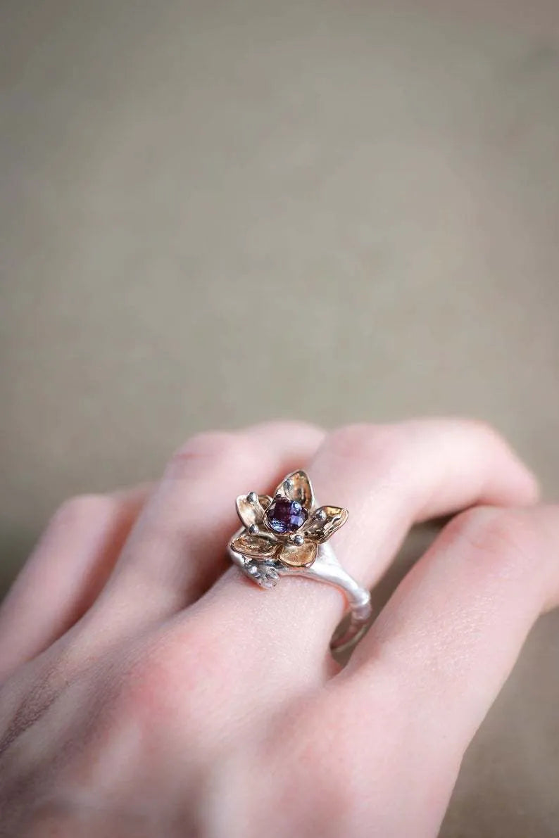 Silver two-tone floral geometric women's ring in alloy metal showing size selection
