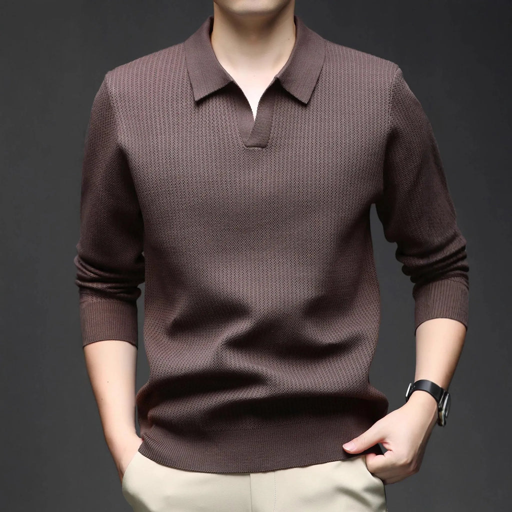 Man wearing a loose-fit camel coloured pullover sweater, casual autumn style