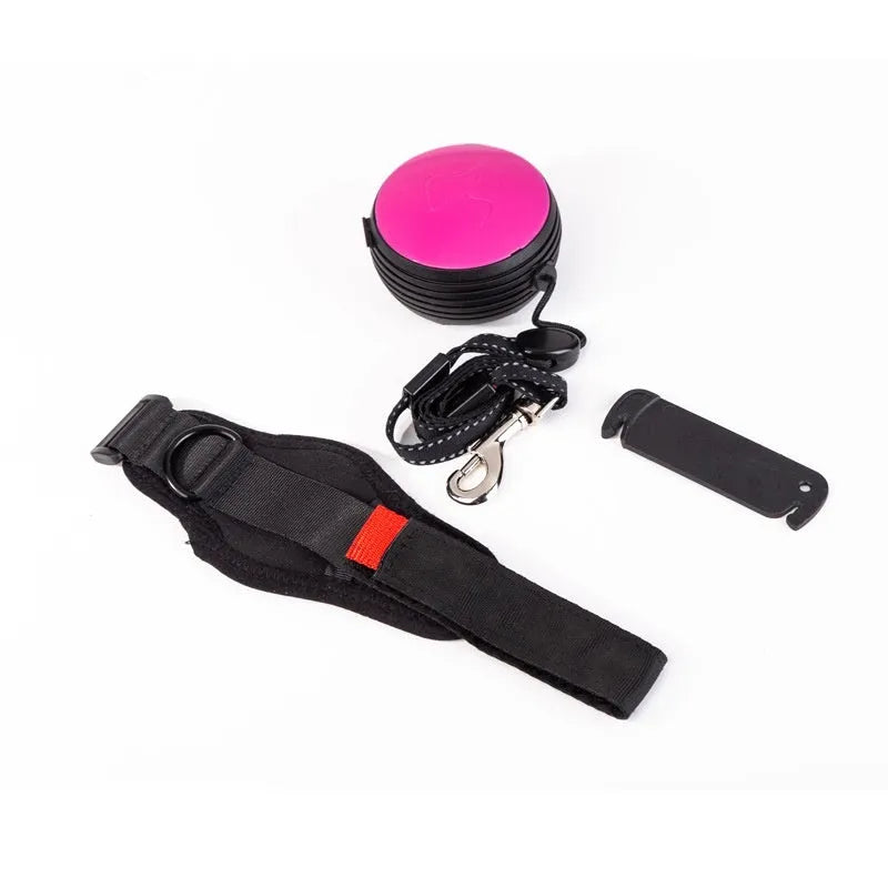 Retractable dog leash extended to 3 metres with automatic mechanism and nylon construction