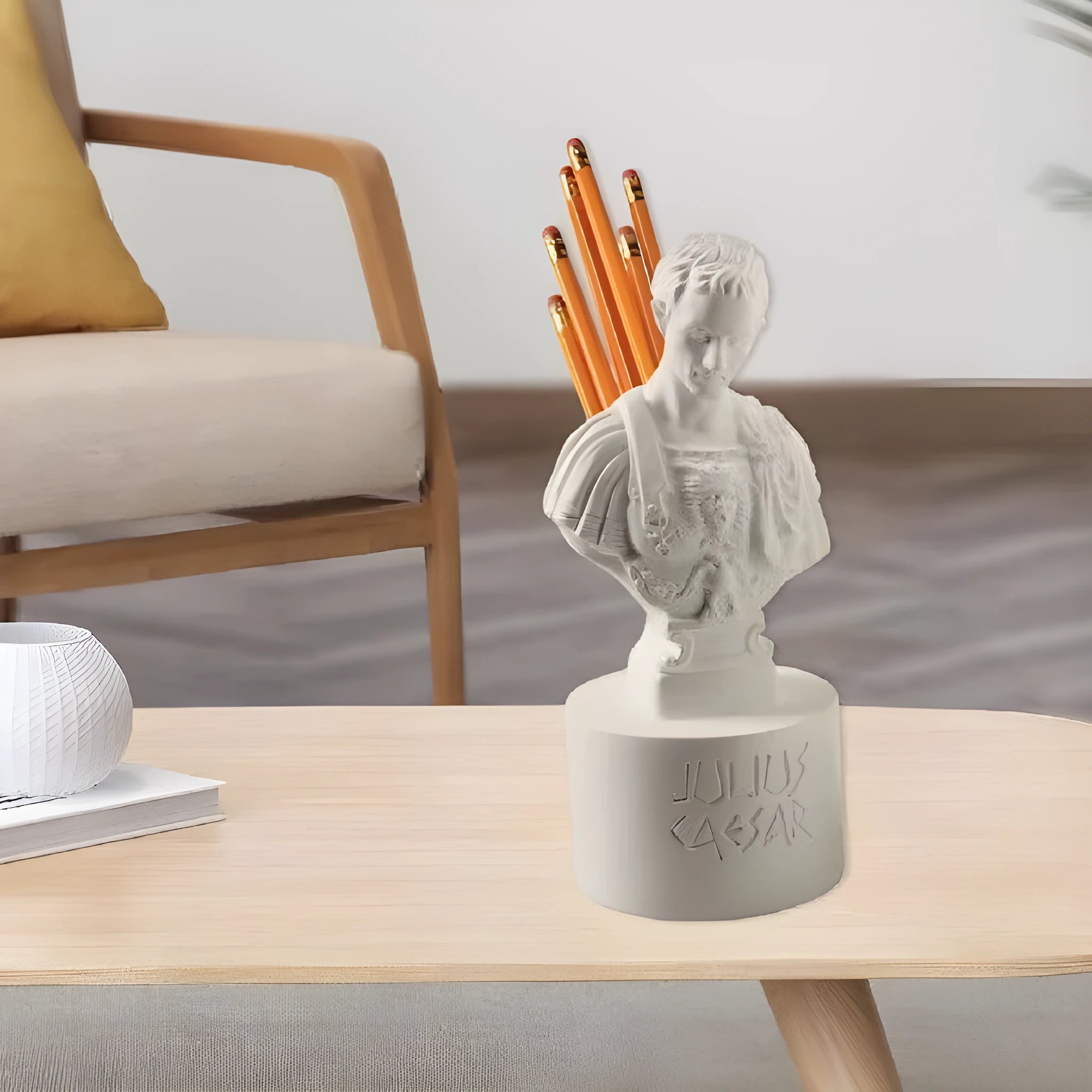 White American character modelling pen holder in synthetic resin for desk organisation