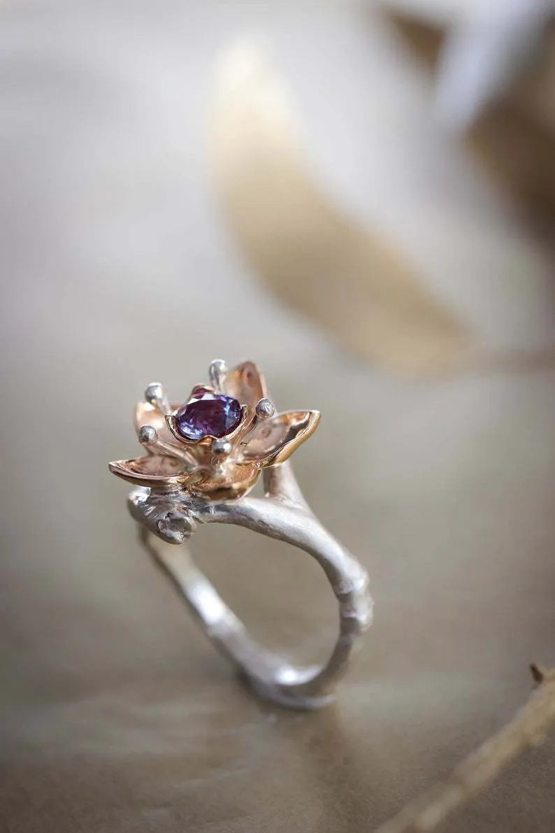 Silver two-tone floral geometric women's ring in alloy metal showing size selection