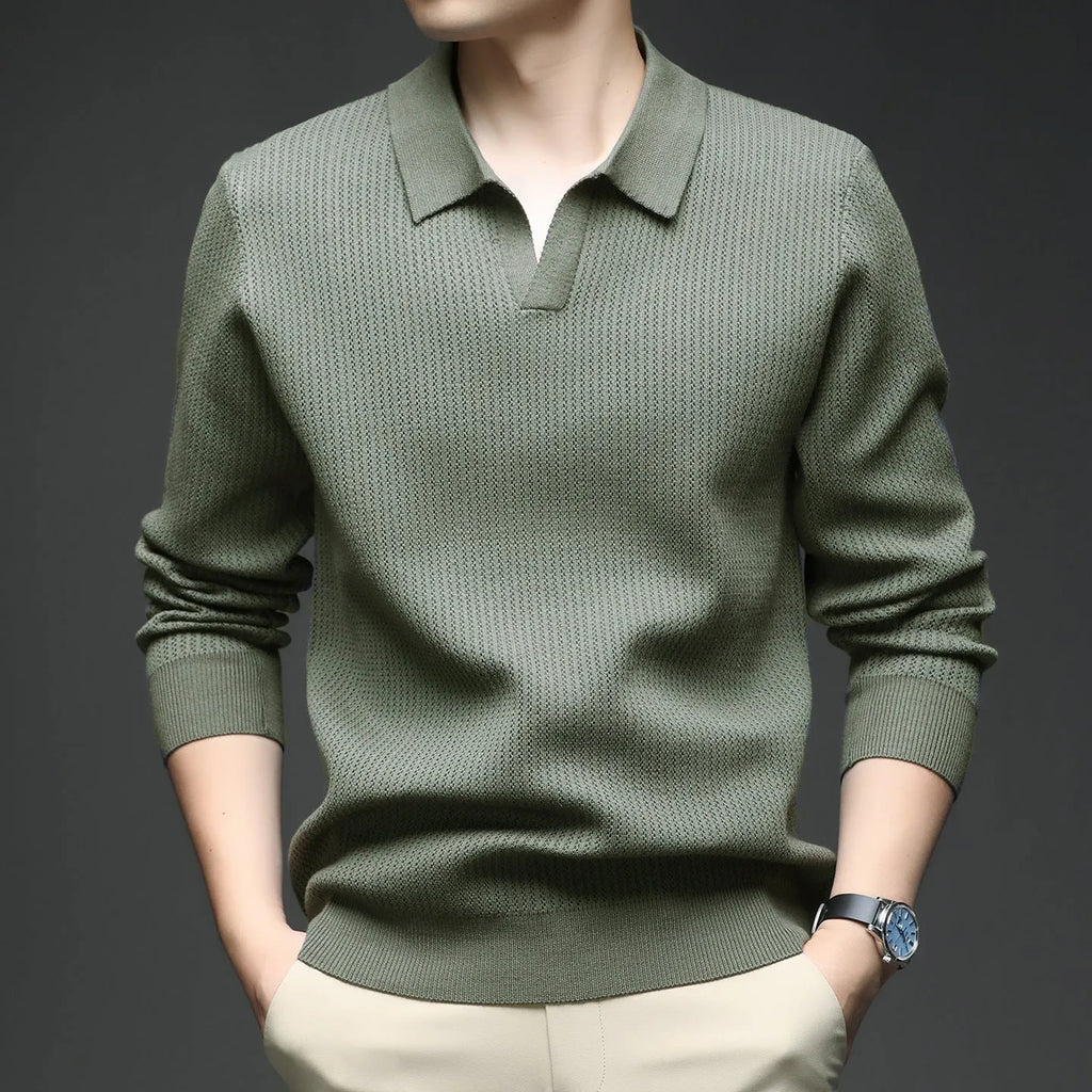Man wearing a loose-fit camel coloured pullover sweater, casual autumn style