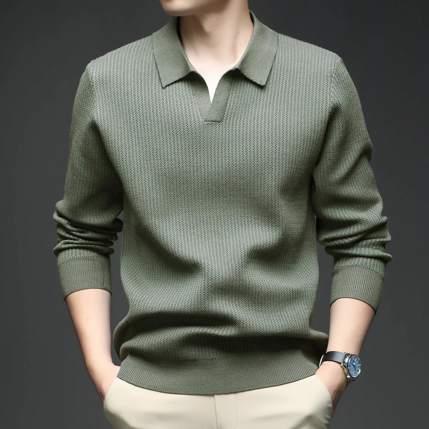 Man wearing a loose-fit camel coloured pullover sweater, casual autumn style