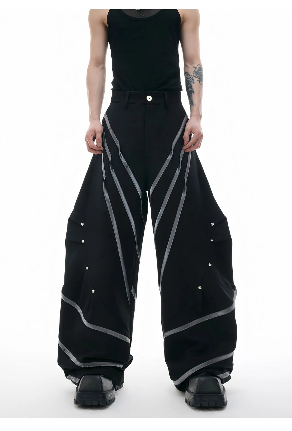 Men's polyester trousers with metal striped rivet pleats and three-dimensional cutting in black and white colour options