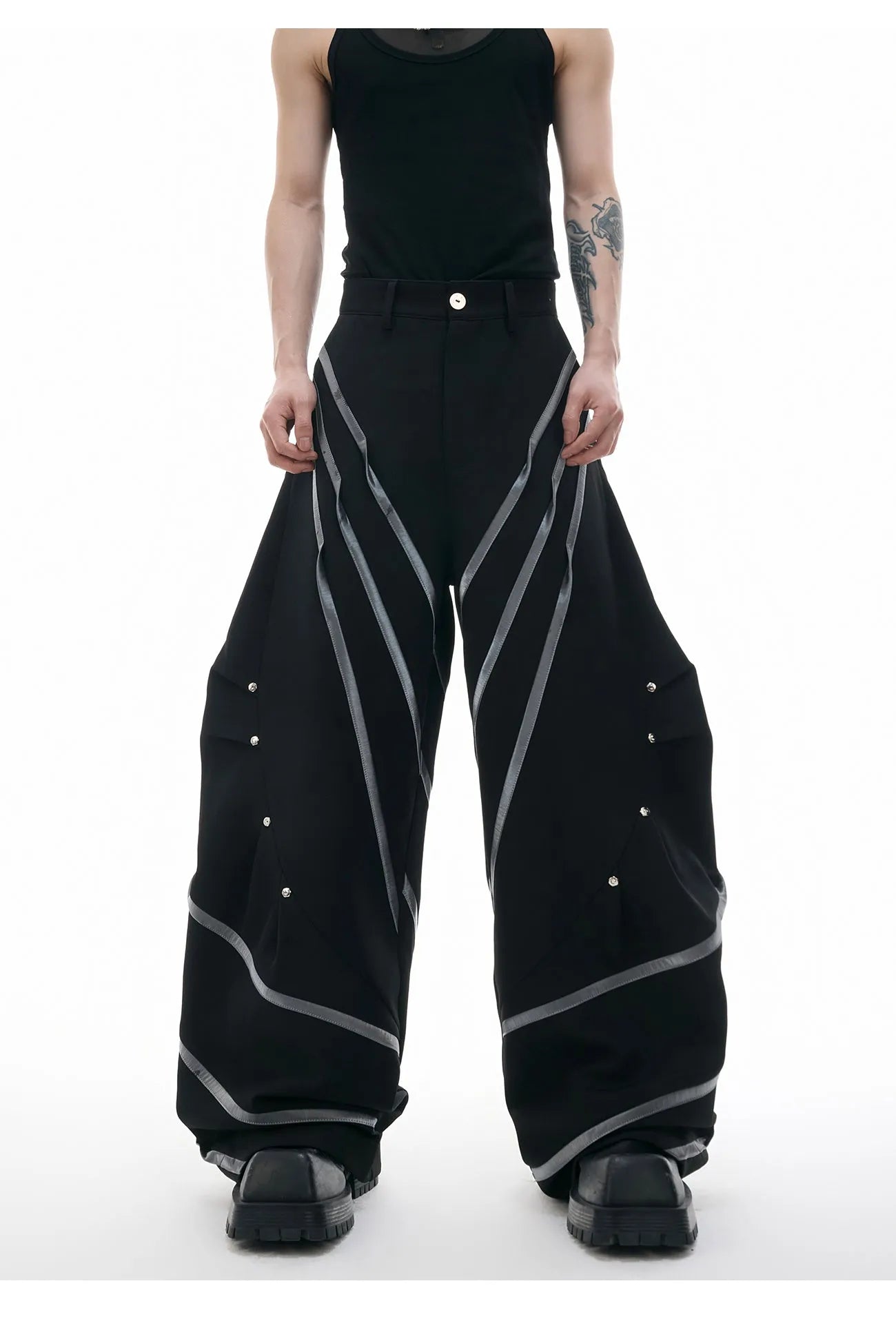 Men's polyester trousers with metal striped rivet pleats and three-dimensional cutting in black and white colour options