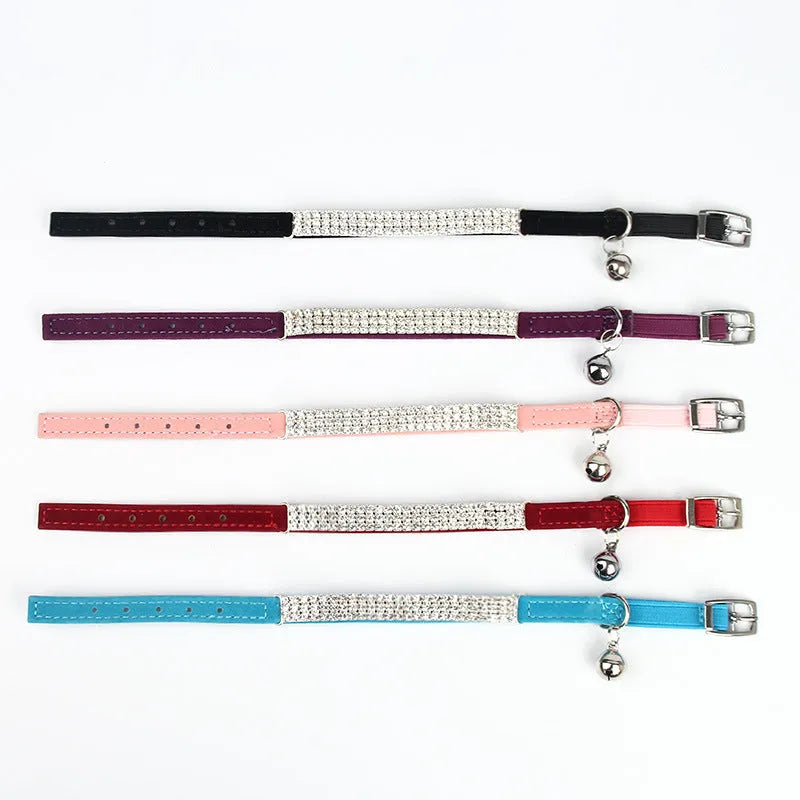 A soft red velvet cat collar adjustable between 20 and 30 cm in length.