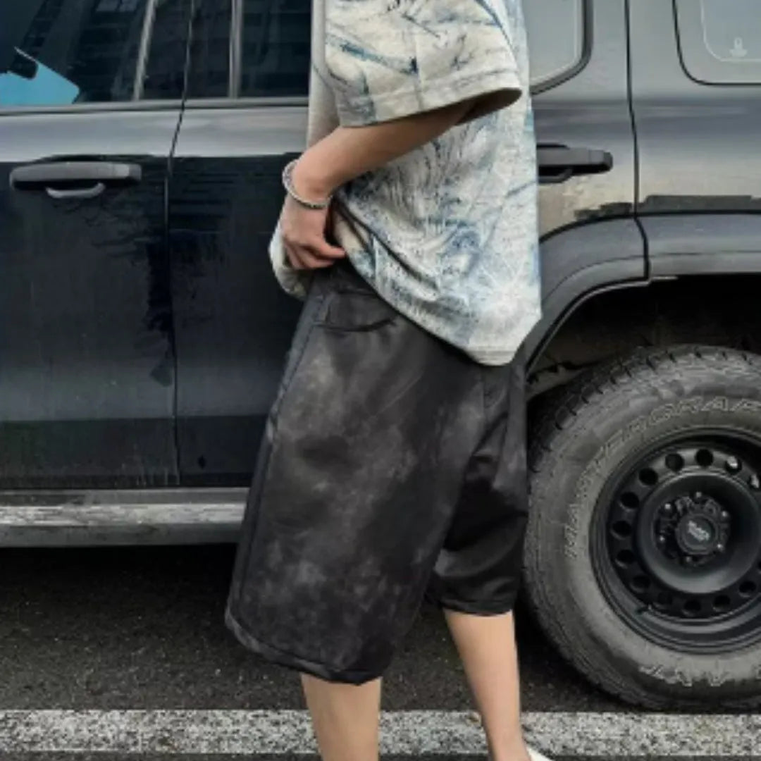 Korean style loose fit solid colour t-shirt with short sleeves and round neck.