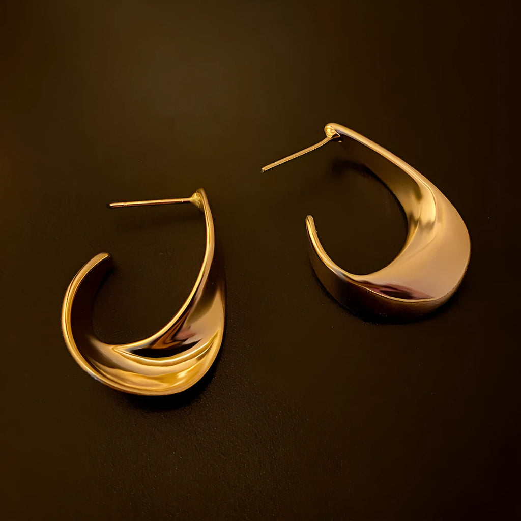Geometric round metal earrings with twisted design in gold electroplated finish
