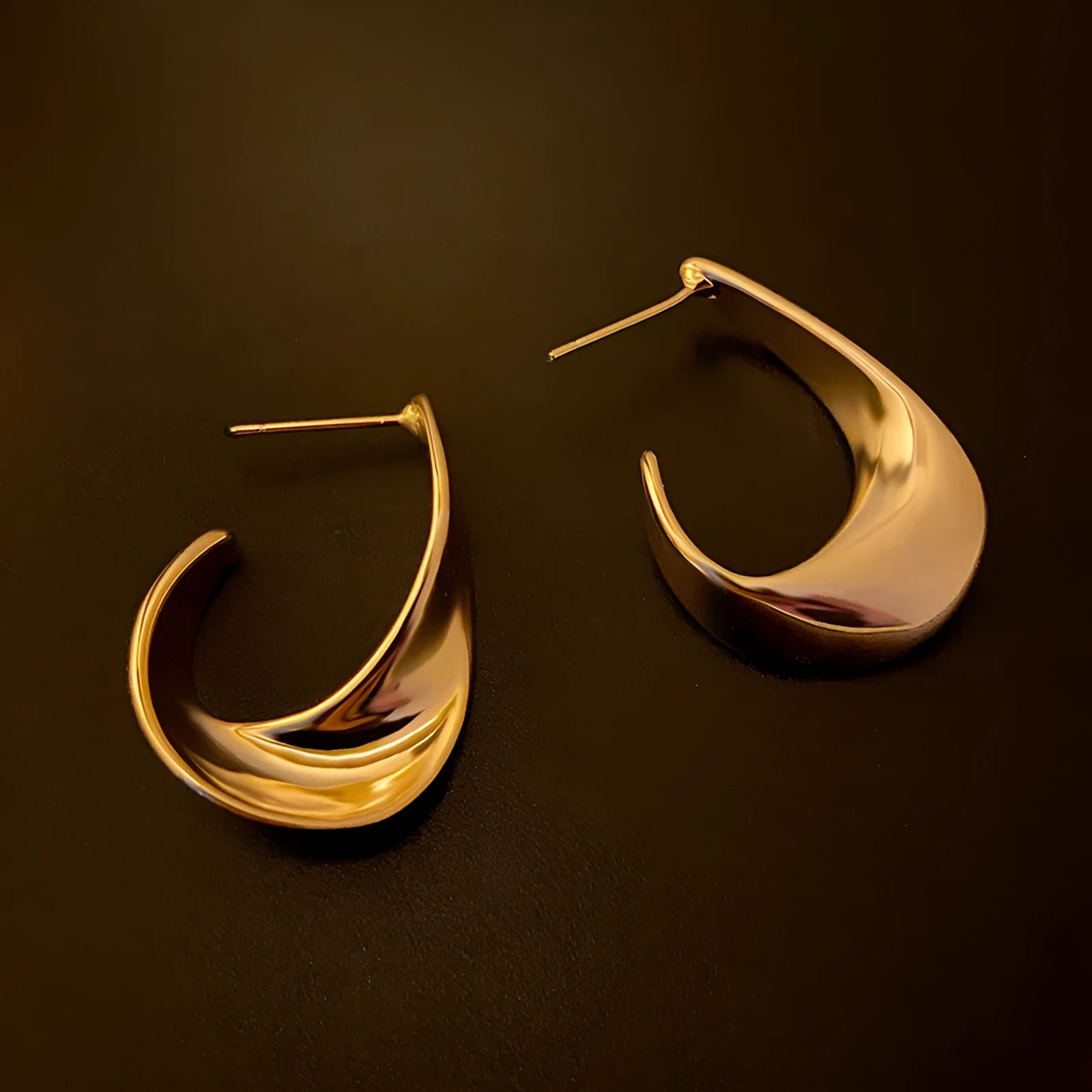 Geometric round metal earrings with twisted design in gold electroplated finish