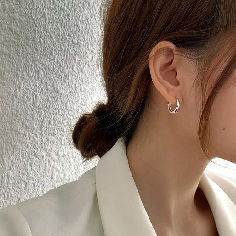 Women's minimalist geometric water drop earrings in gold or silver finish