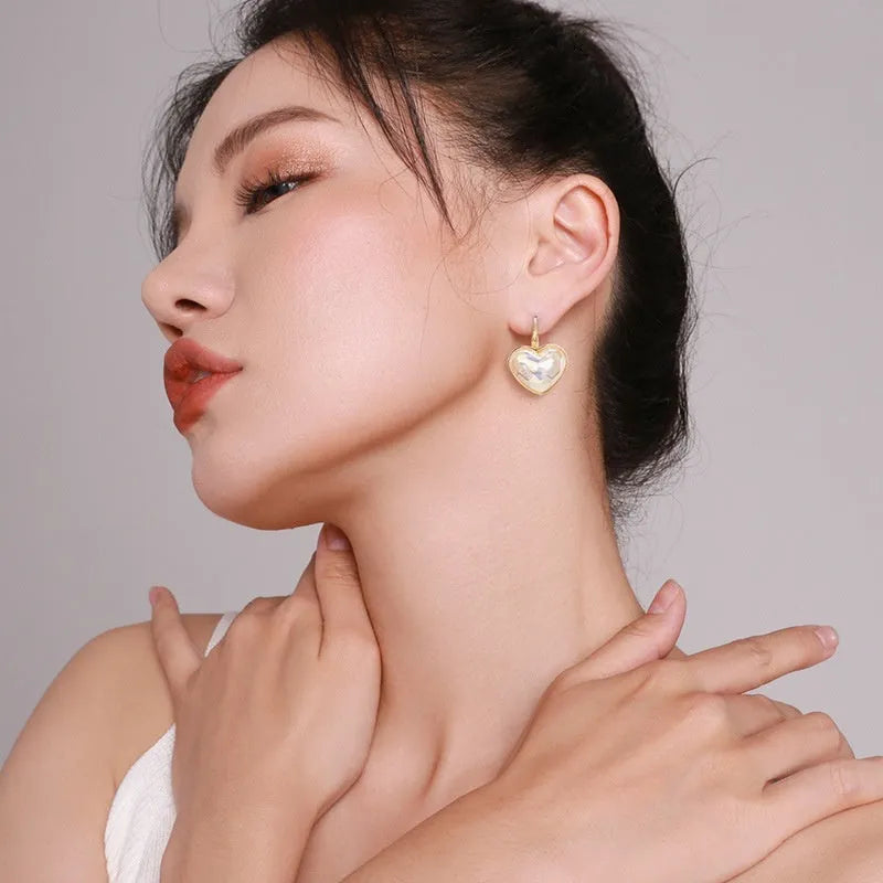 Gold-coloured women's alloy ear clip with natural style and metal decorative details.