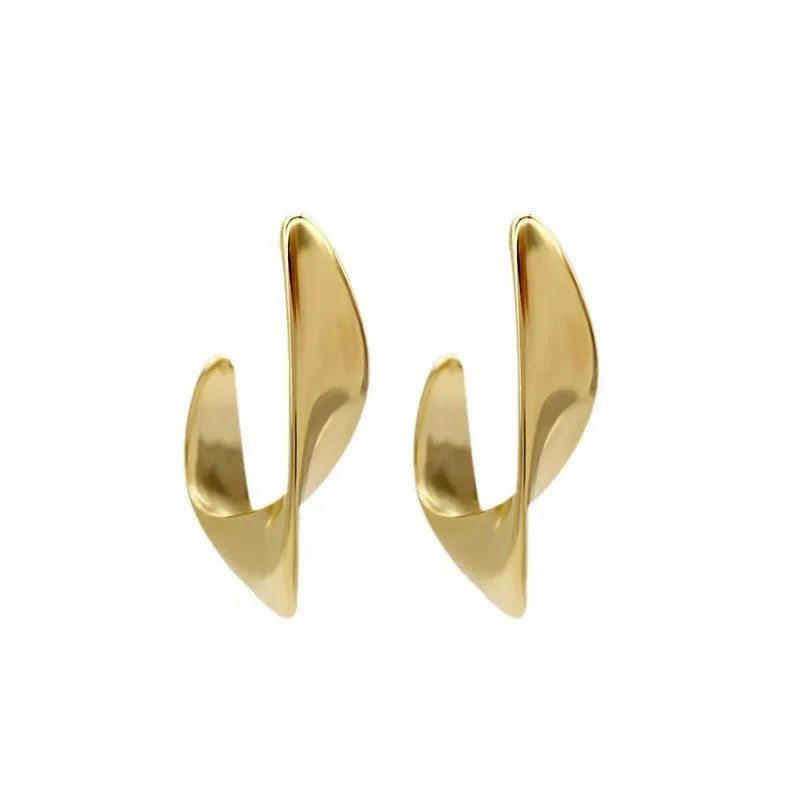 Geometric round metal earrings with twisted design in gold electroplated finish