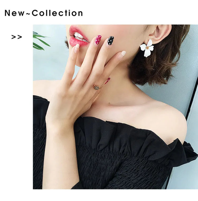 Flower-shaped alloy stud earrings for women in white or pink electroplated finish
