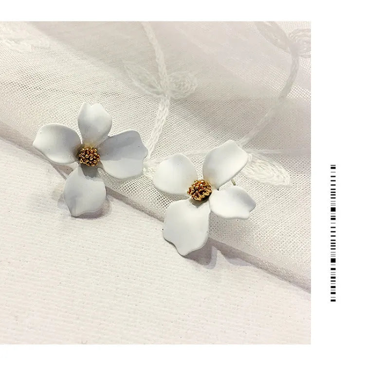Flower-shaped alloy stud earrings for women in white or pink electroplated finish