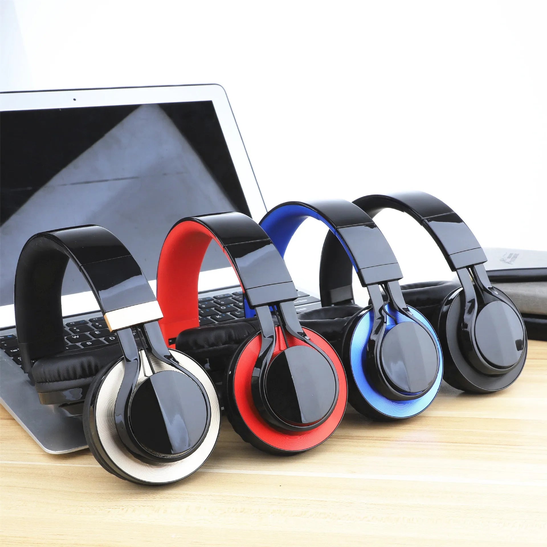 Wired over-ear headphones with microphone and 3.5mm plug in black colour variant.