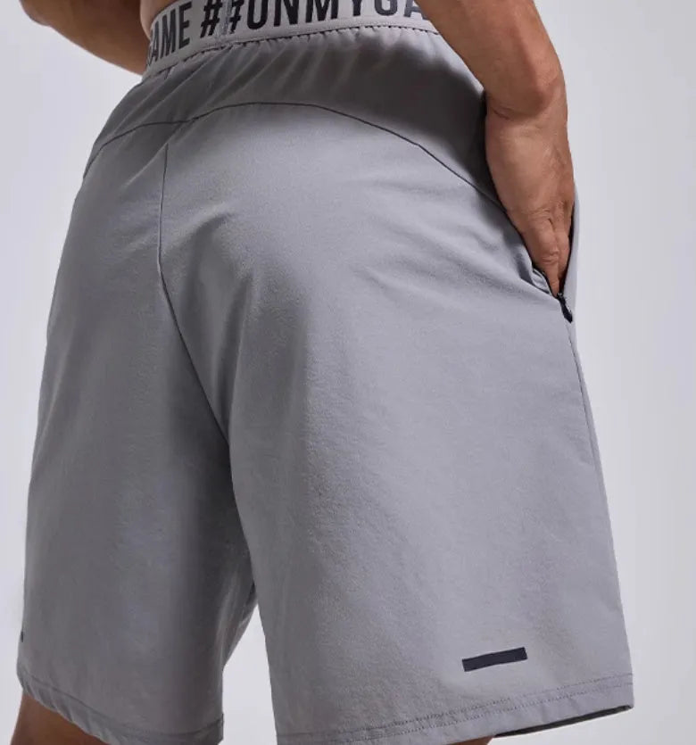 Men's loose-fitting cropped sports shorts in breathable fabric with elastic waist