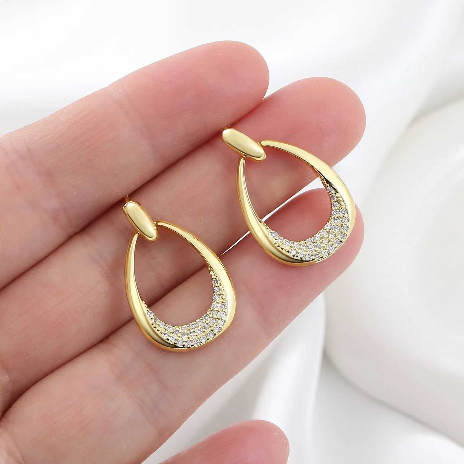Yellow gold geometric drop-shaped women's earrings with round and oval elements measuring 2.6cm