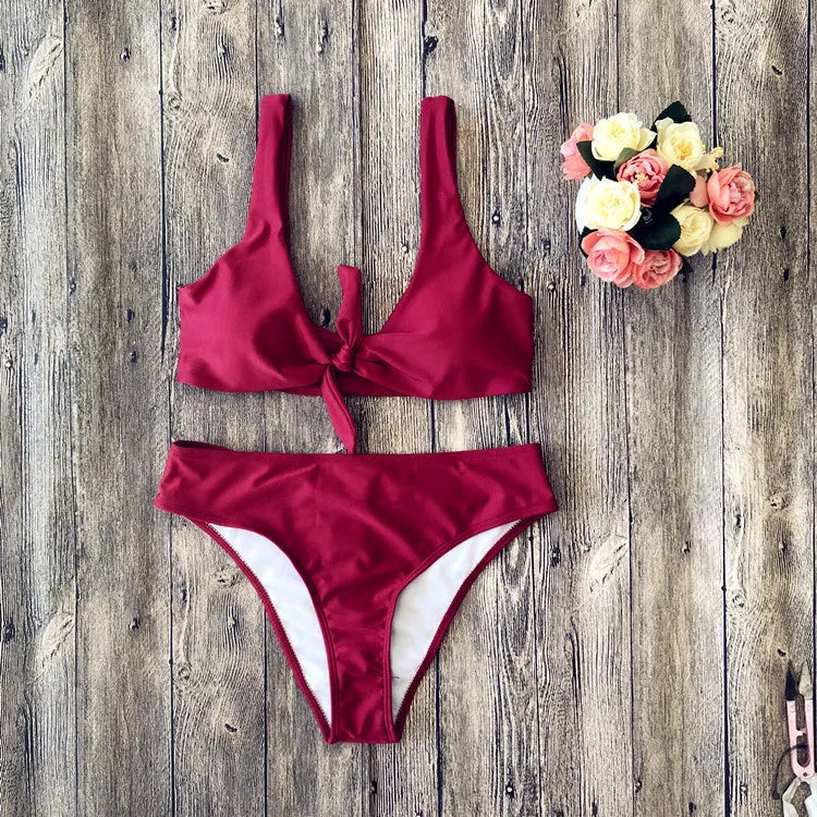 Women's solid colour bikini swimsuit set with matching bra top and bottom in polyester fabric