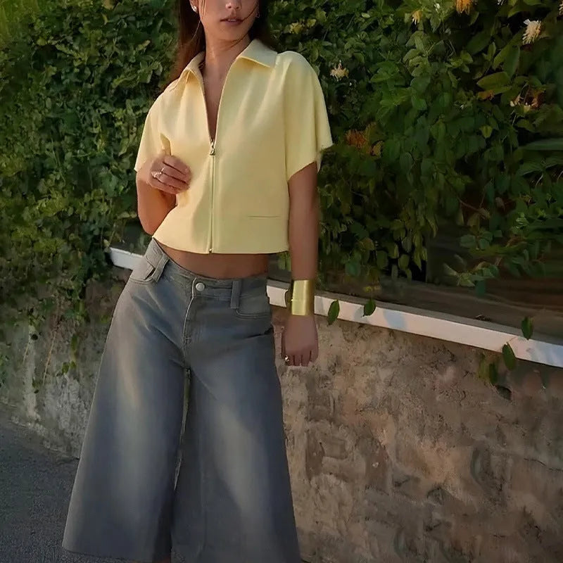 Loose-fit casual top with short sleeves in polyester fabric showing black, white, and yellow colour options