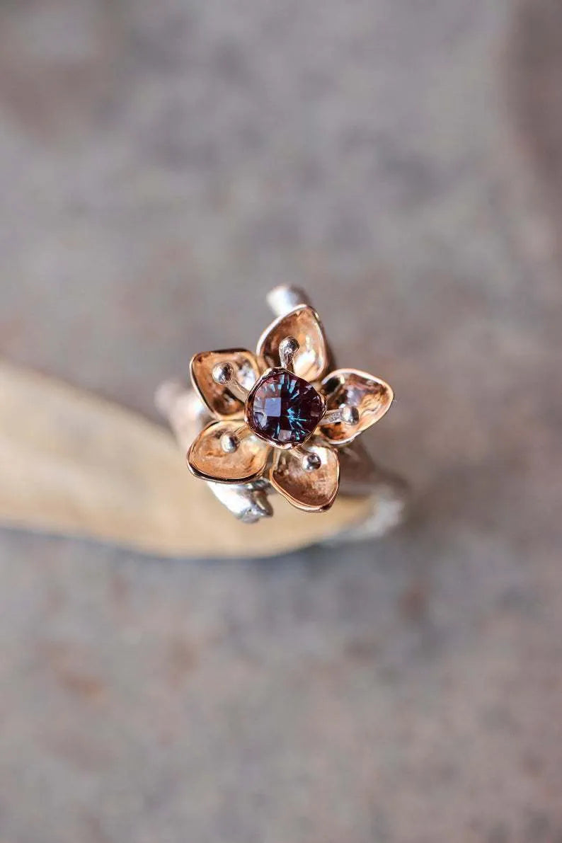 Silver two-tone floral geometric women's ring in alloy metal showing size selection