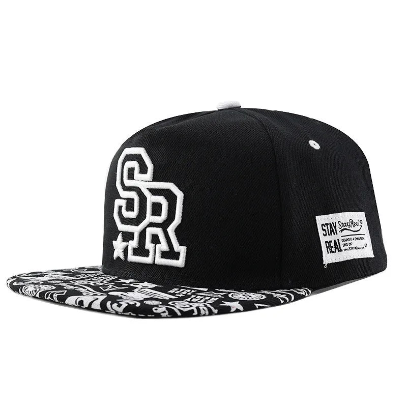 Adjustable cotton baseball hat with letter embroidery in black or white colours