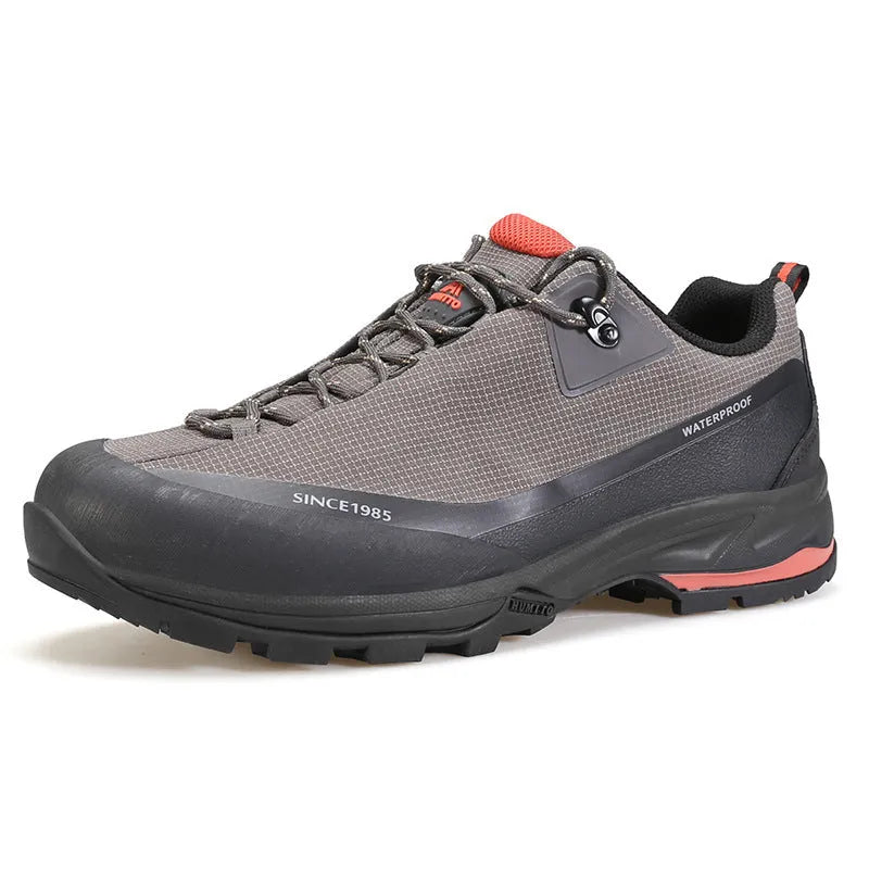 Men's low-top mountain climbing shoes with lace-up front and leather mesh upper