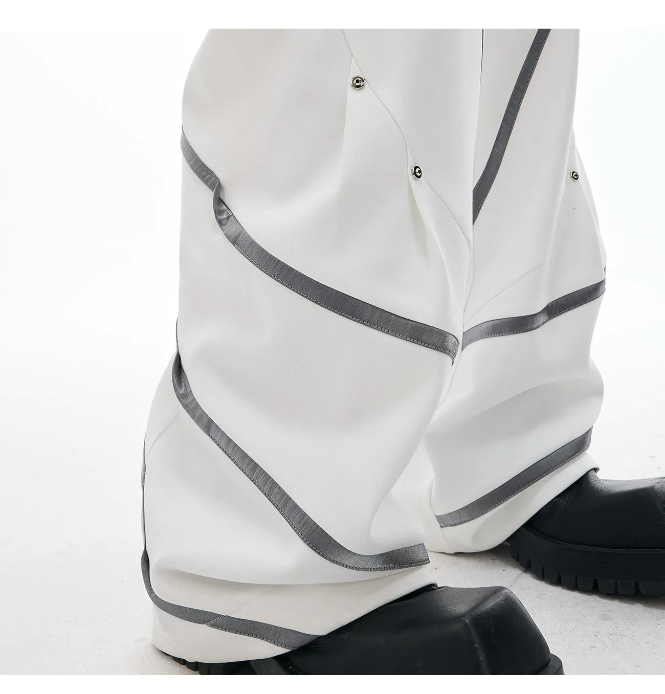 Men's polyester trousers with metal striped rivet pleats and three-dimensional cutting in black and white colour options