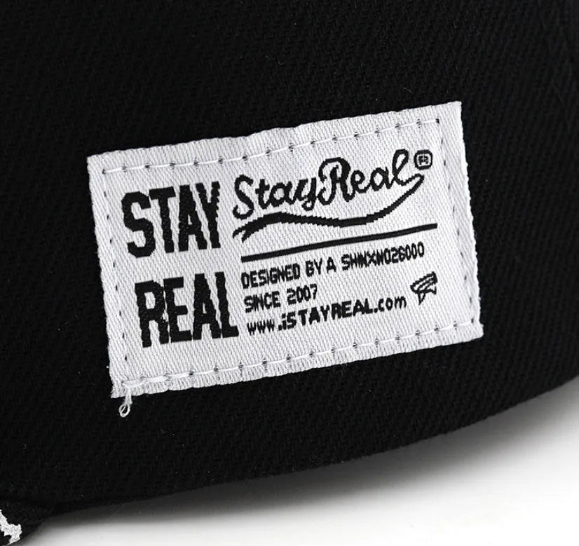 Adjustable cotton baseball hat with letter embroidery in black or white colours