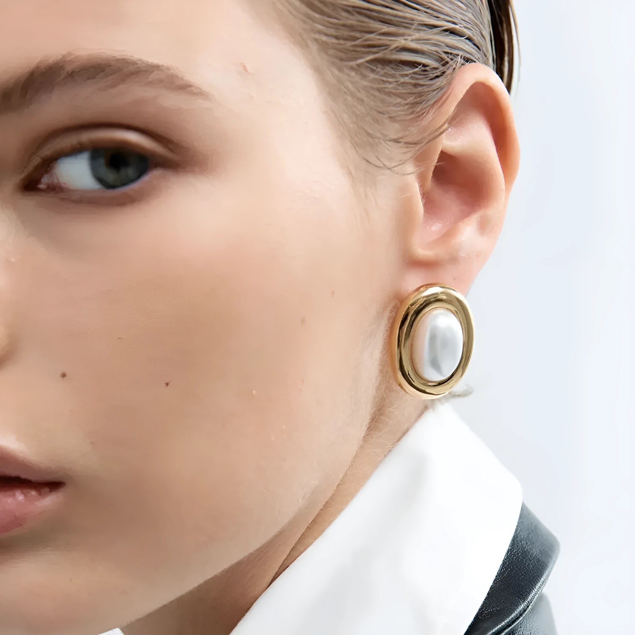 A pair of stainless steel vintage pearl stud earrings with an electroplated finish in colour JDE0305051.