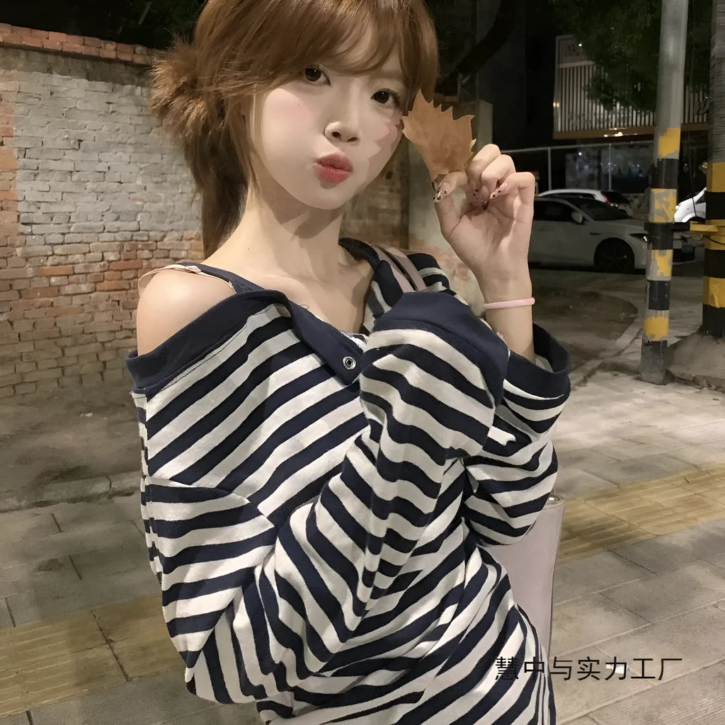 Dark blue Korean-style oversized women's T-shirt with long sleeves, stripe patterns and embroidery details