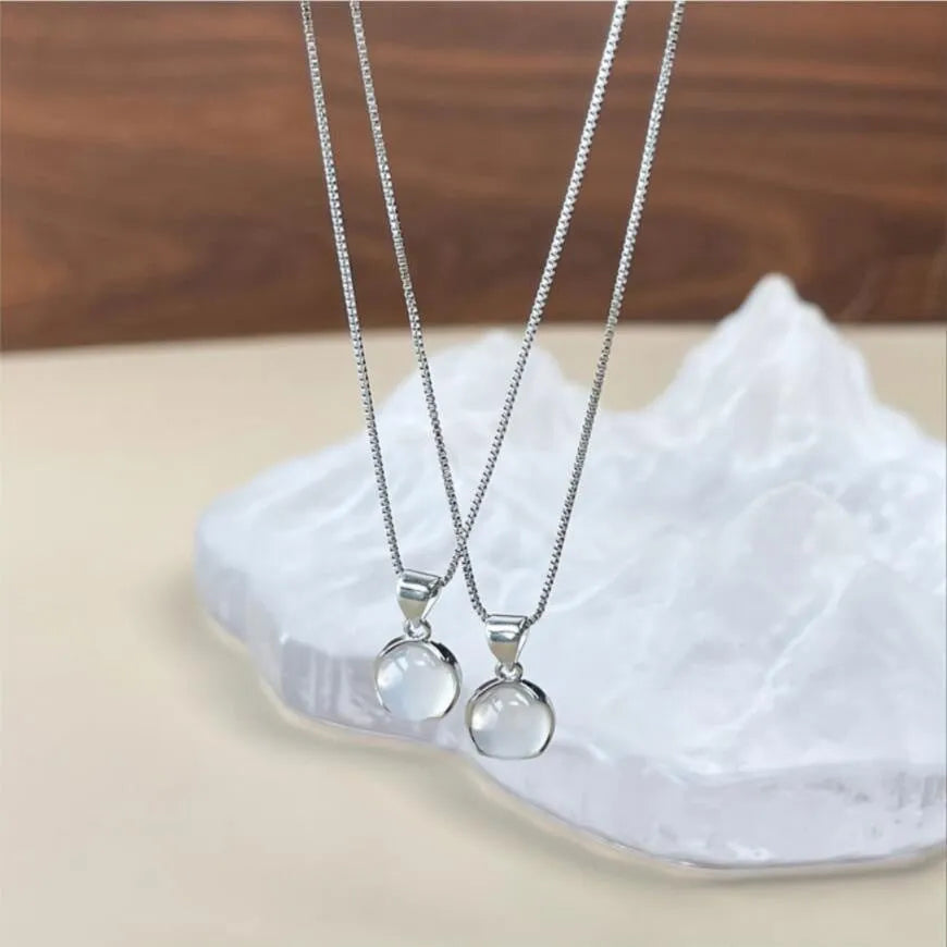 Women's Korean-style oval pendant necklace with artificial crystal geometric design on adjustable mixed material chain