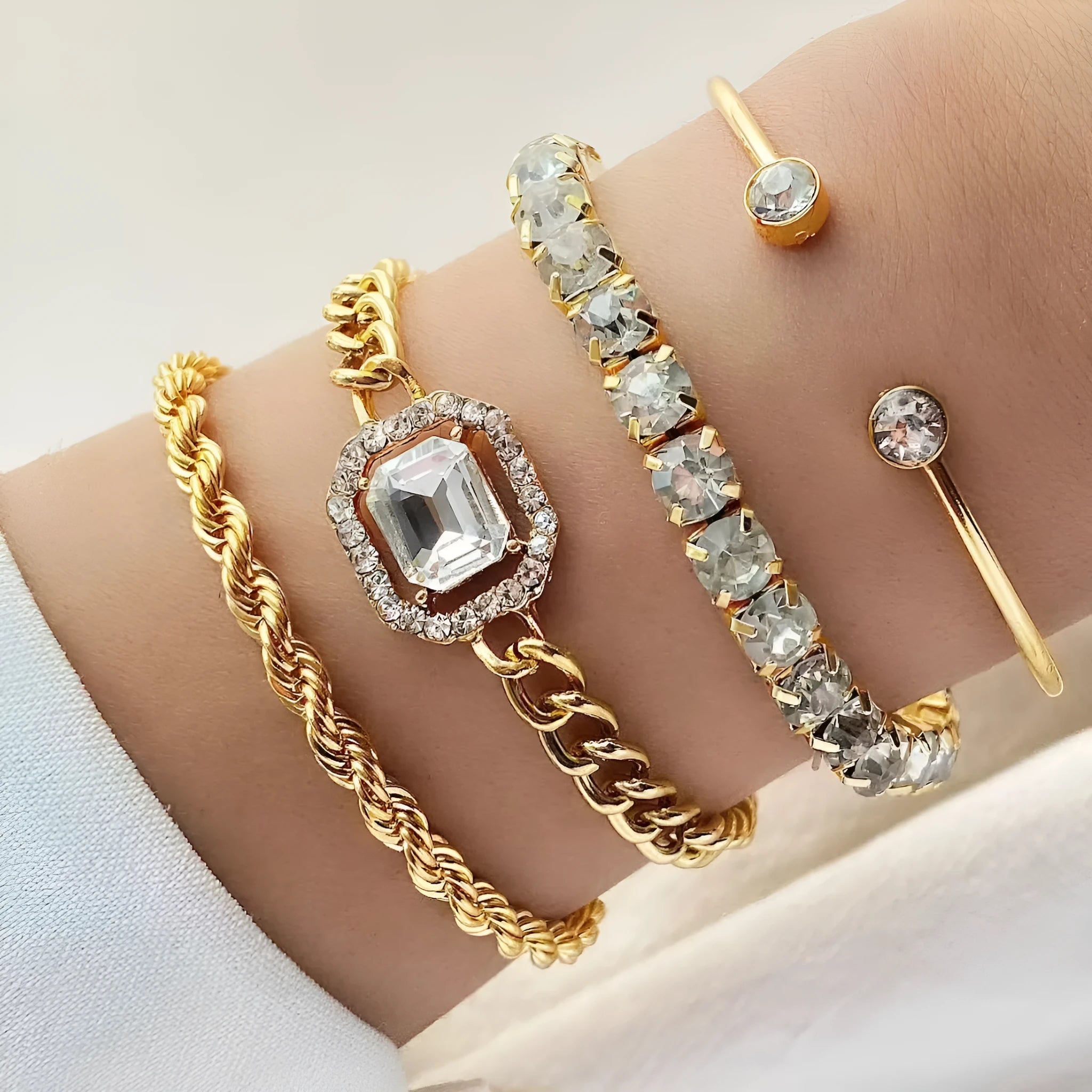 Geometric retro alloy jewellery four-piece set in gold or silver colour with square diamond designs