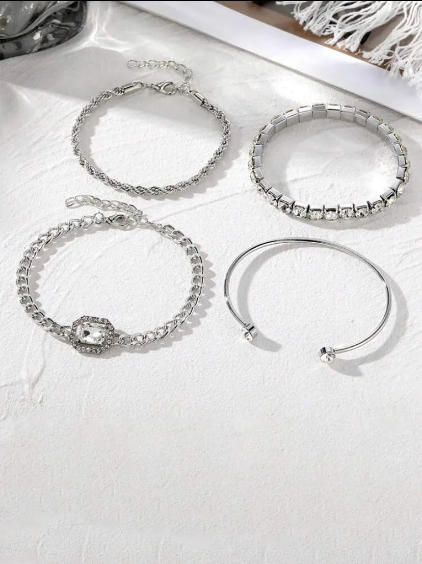 Geometric retro alloy jewellery four-piece set in gold or silver colour with square diamond designs