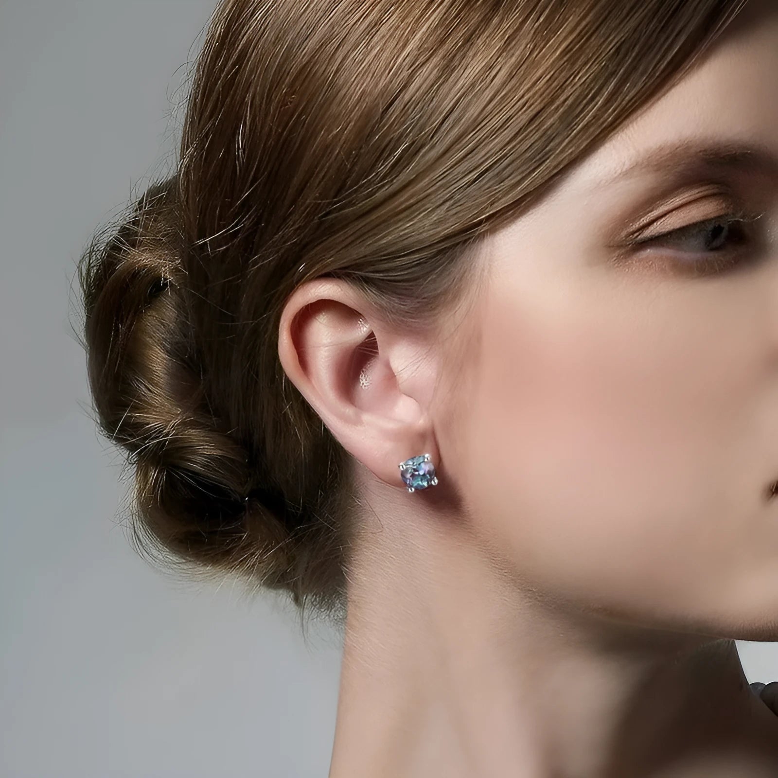 925 silver ear studs with cultivated alexandrite stone in geometric design