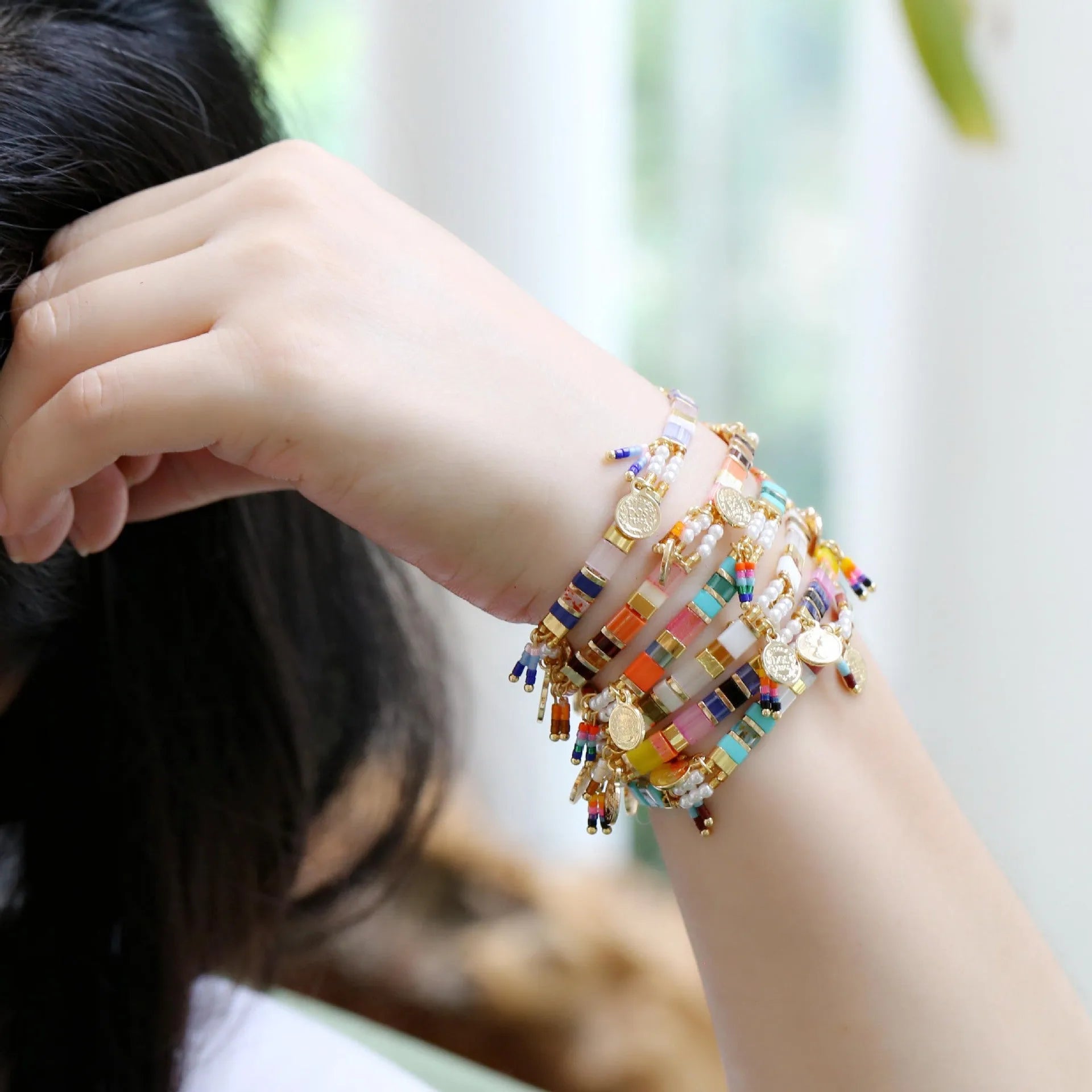 Women's handcrafted imitation pearl bracelet with glass coloured beads in European-American design