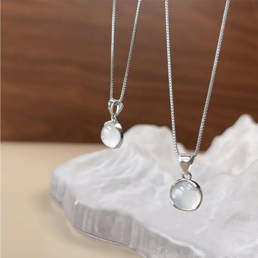 Women's Korean-style oval pendant necklace with artificial crystal geometric design on adjustable mixed material chain