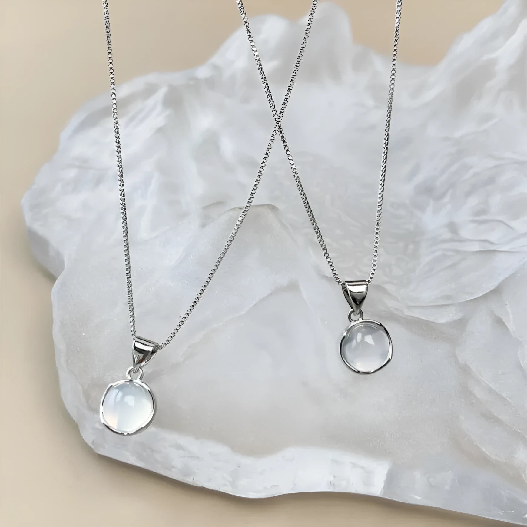 Women's Korean-style oval pendant necklace with artificial crystal geometric design on adjustable mixed material chain
