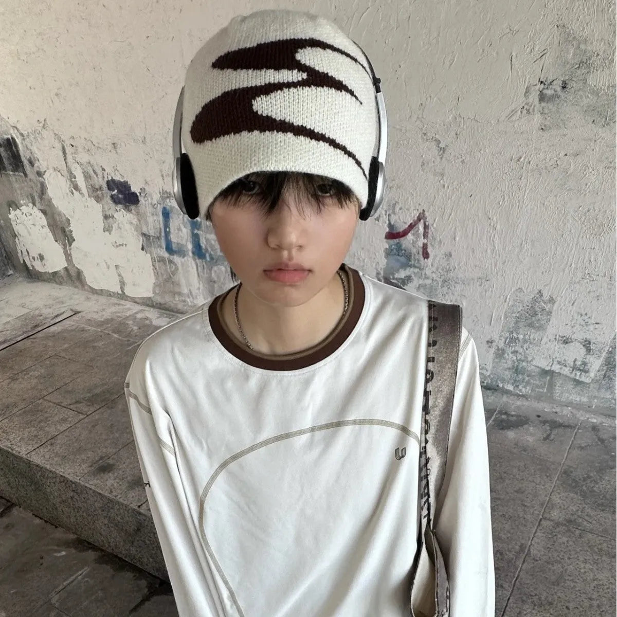 Unisex acrylic knitted beanie hat in black, available in gray and white, sized M for 56-58 cm head circumference.
