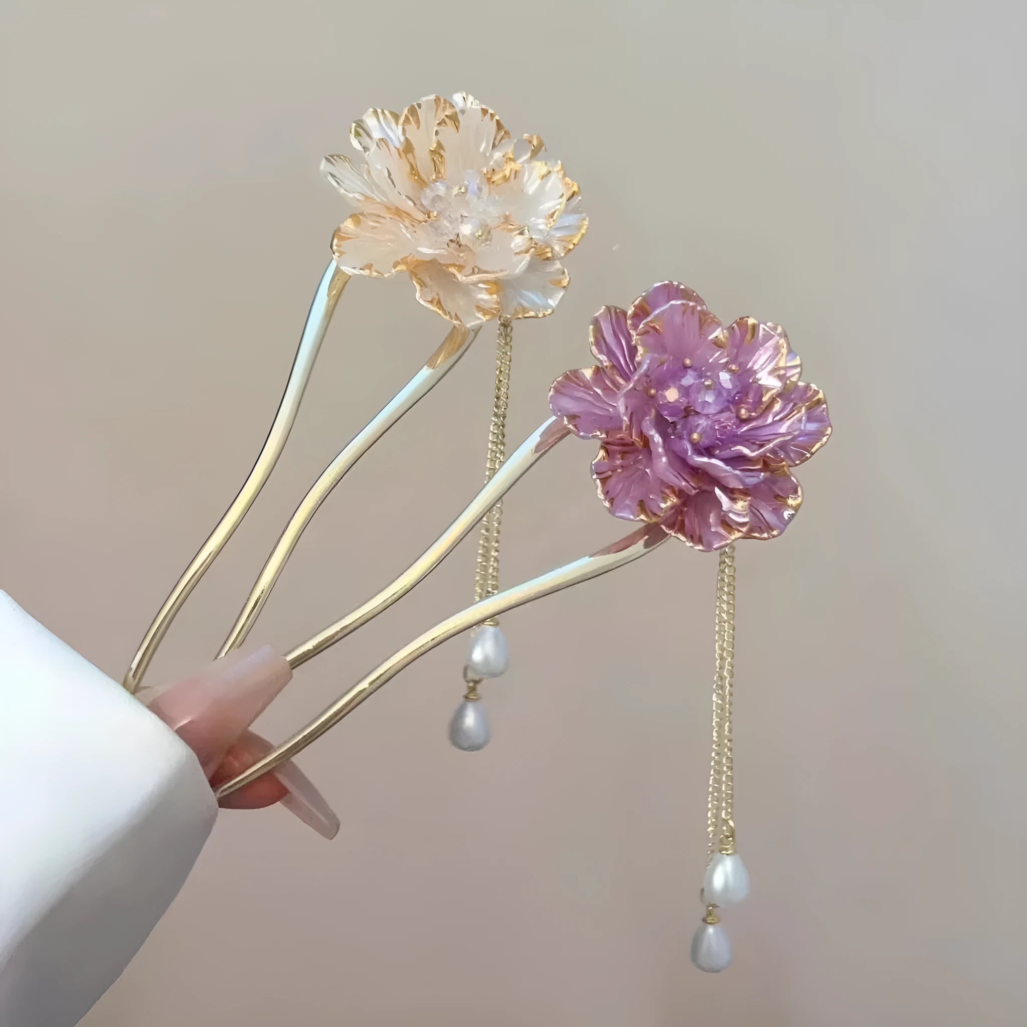 Purple and white retro U-shaped hairpin with peony flower and tassel decorations