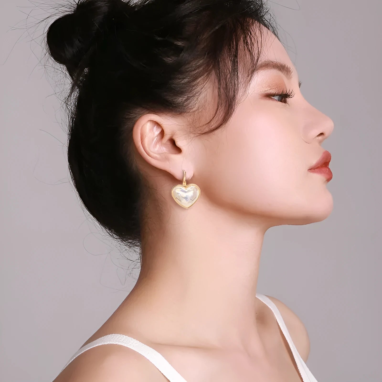 Gold-coloured women's alloy ear clip with natural style and metal decorative details.